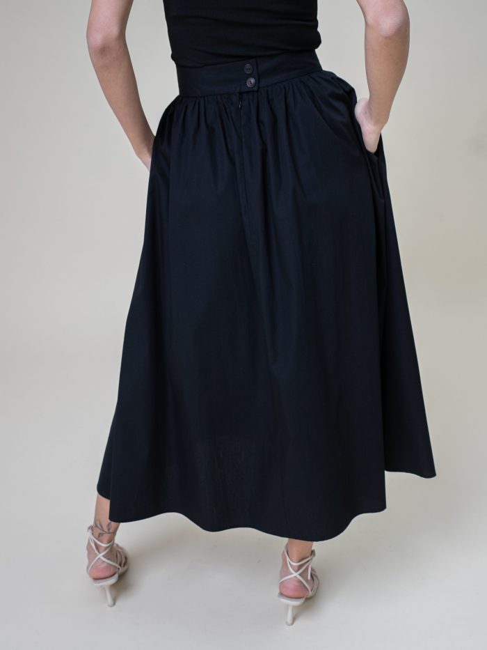 Cotton Poplin Midi Skirt In Black back skirt view Cotton Poplin Midi Skirt In Black back skirt view