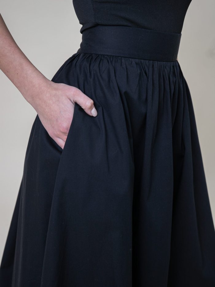 Cotton Poplin Midi Skirt In Black pocket view Cotton Poplin Midi Skirt In Black pocket view